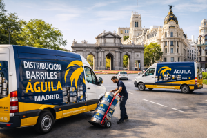 almacén con barriles de cerveza preparados para reparto