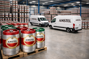 almacén con barriles amstel preparados para distribución