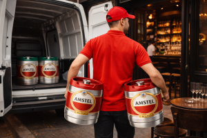  repartidor entregando barril amstel en restaurante